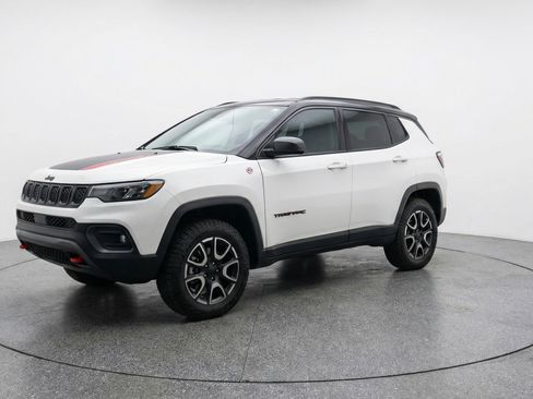 Used 2025 Jeep Compass Trailhawk image 3