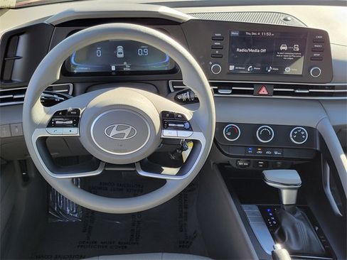 Used 2025 Hyundai Elantra SE image 4