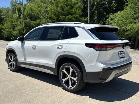 Used 2025 Volkswagen Tiguan SE image 3