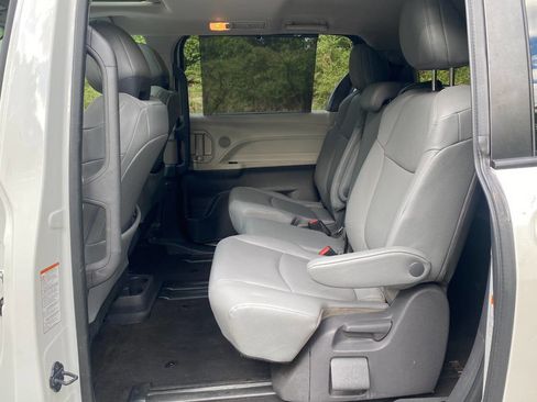 Used 2021 Toyota Sienna XLE image 41