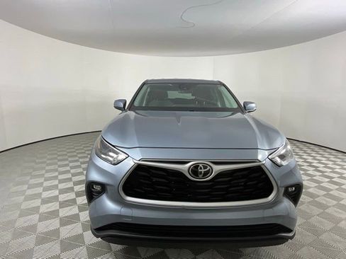 Used 2023 Toyota Highlander LE FWD image 4