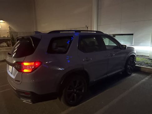 Used 2025 Honda Pilot Sport image 13