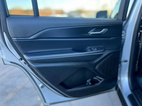 Used 2023 Jeep Grand Cherokee L Laredo image 16