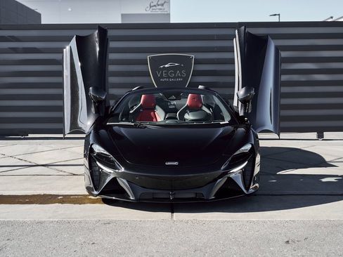 Used 2025 McLaren Artura Spider image 19