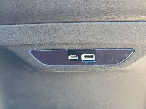 Used 2024 Chrysler Pacifica Limited FWD image 6