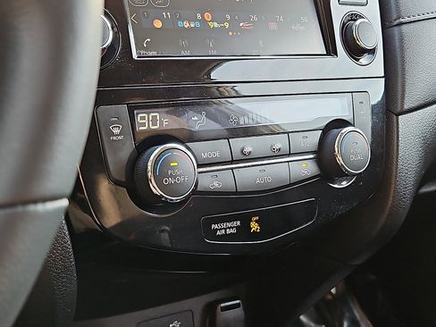 Certified 2019 Nissan Rogue SV image 15