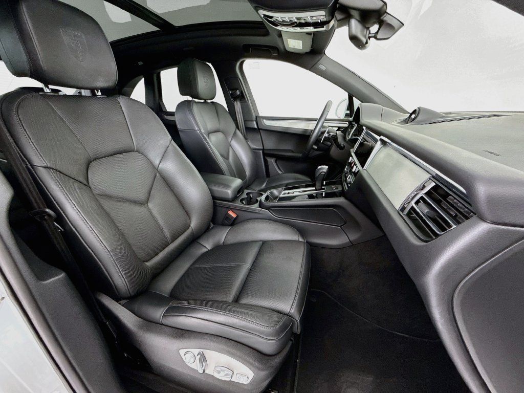 Certified 2025 Porsche Macan AWD/4WD image 30