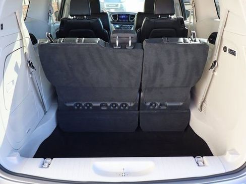 Used 2017 Chrysler Pacifica Limited image 38