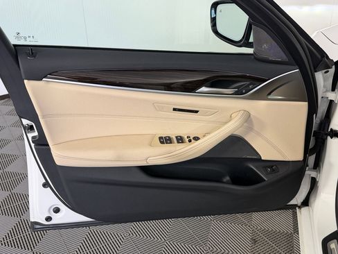 Used 2023 BMW 530i w/ Premium Package RWD image 12