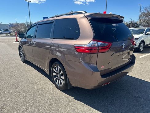 Used 2020 Toyota Sienna XLE w/ XLE Navigation Package AWD/4WD image 5