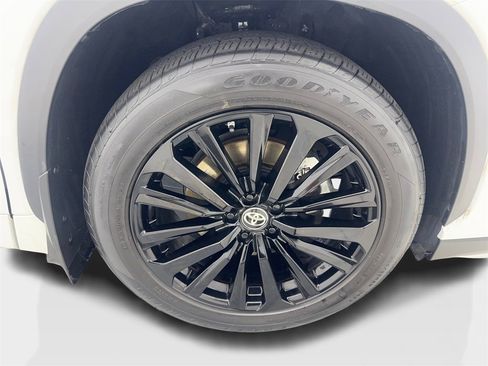 Used 2024 Toyota Highlander FWD image 91