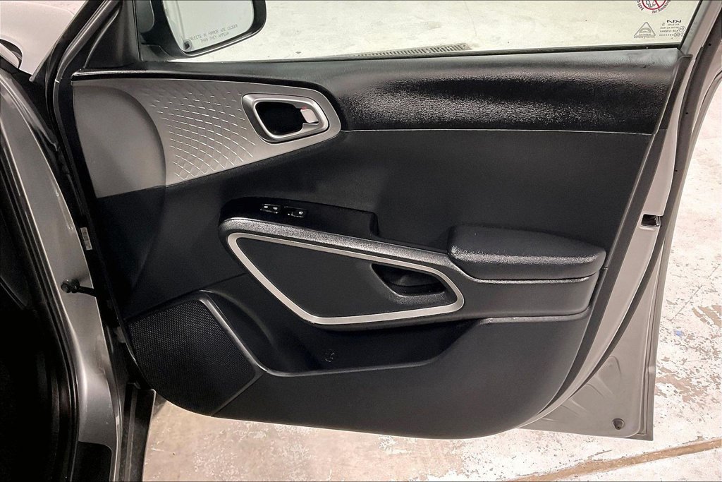 Used 2025 Kia Soul LX w/ LX Technology Package FWD image 22