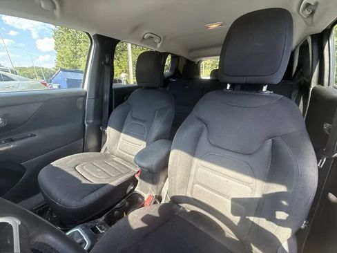 Used 2018 Jeep Renegade Latitude FWD image 8