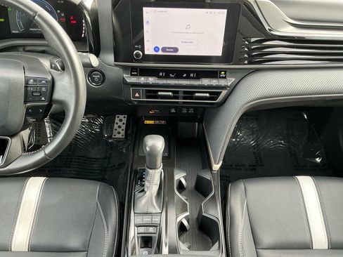 Used 2025 Toyota Camry SE image 11