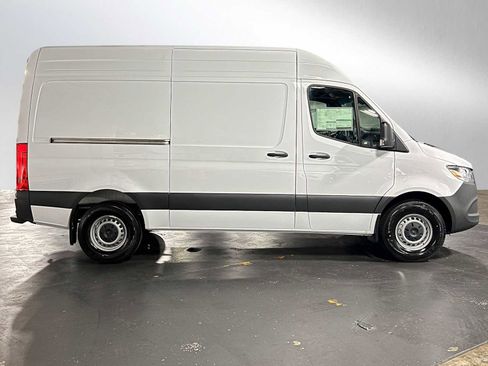 Used 2025 Mercedes-Benz Sprinter 2500 image 6