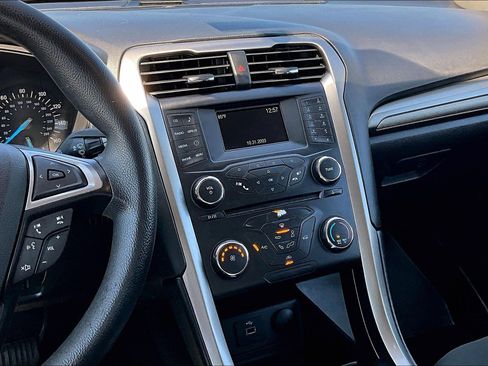 Used 2017 Ford Fusion SE image 9