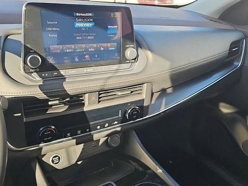 Used 2023 Nissan Rogue SV image 12