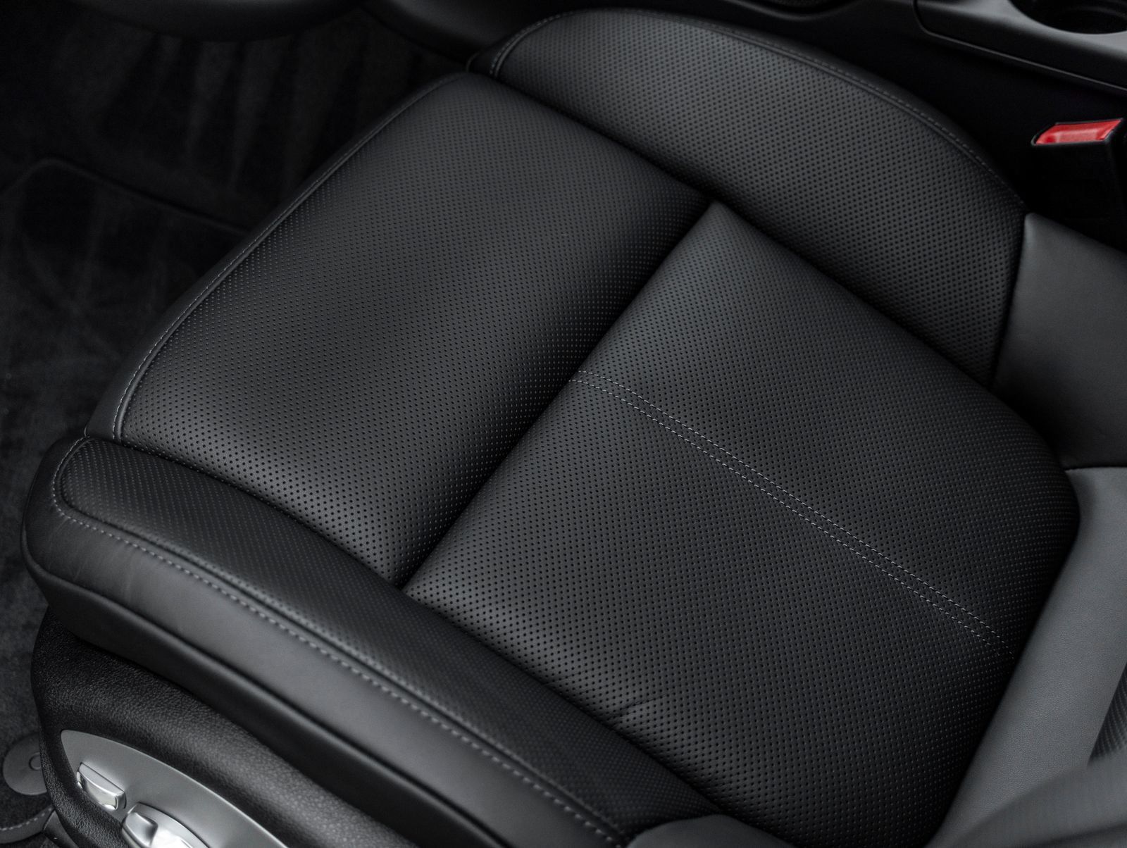 Certified 2026 Porsche Macan AWD/4WD image 22