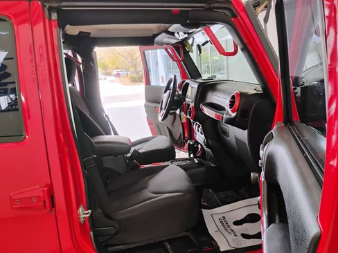Used 2015 Jeep Wrangler Unlimited Sport w/ Connectivity Group AWD/4WD image 41