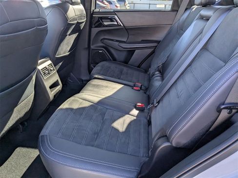 Used 2025 Mitsubishi Outlander SE image 26
