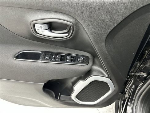 Used 2020 Jeep Renegade Latitude w/ Cold Weather Group image 13