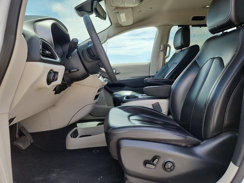 Used 2023 Chrysler Pacifica Touring-L FWD image 11