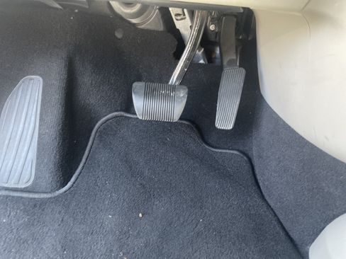 Used 2023 Chrysler Voyager LX FWD image 16