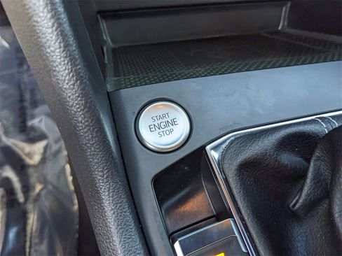 Certified 2022 Volkswagen Taos SE w/ Driver Assistance Package image 25