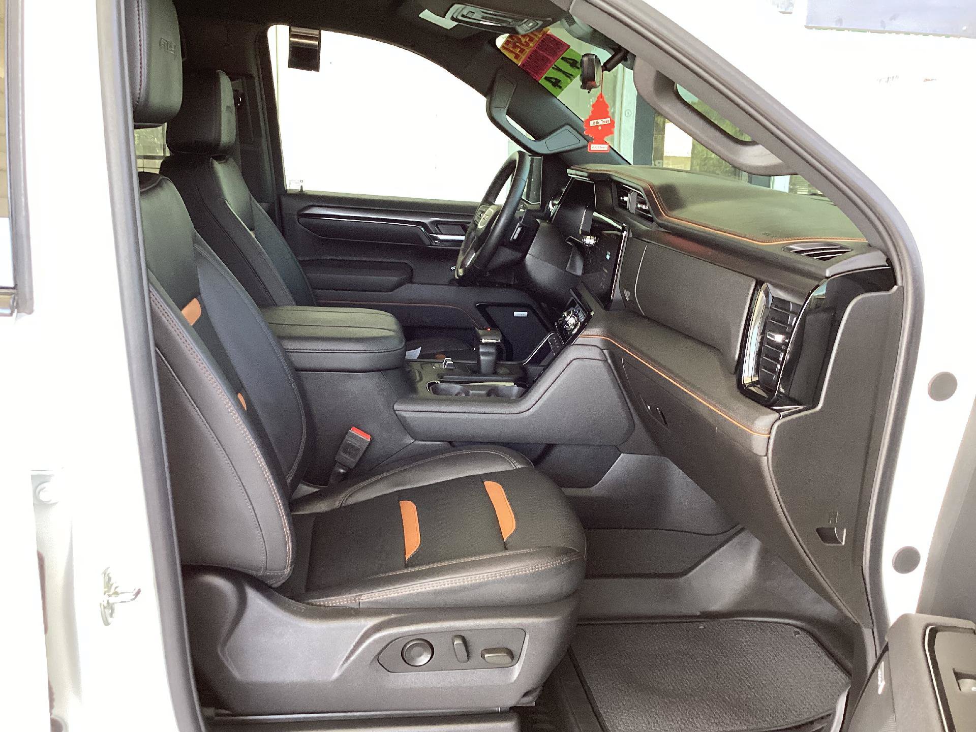 Used 2025 GMC Sierra 1500 AT4 w/ AT4 Premium Package AWD/4WD image 14