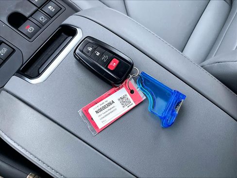 Used 2023 Toyota Highlander XLE image 32