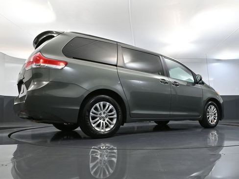 Used 2014 Toyota Sienna XLE image 50