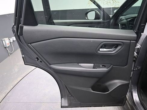 Used 2025 Nissan Rogue SV image 33