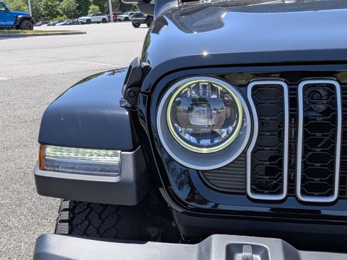 New 2026 Jeep Wrangler Unlimited Sahara AWD/4WD image 9