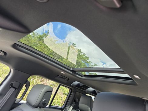 New 2026 Land Rover Defender 110 X-Dynamic SE image 12