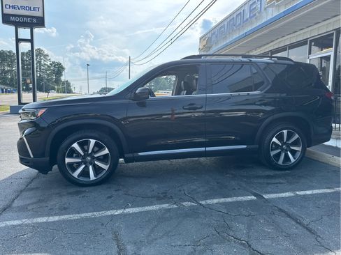 Used 2024 Honda Pilot Touring image 7