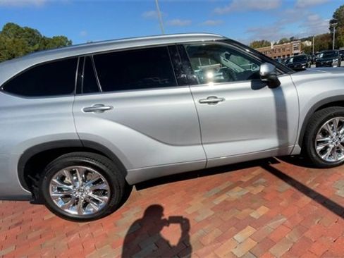 Used 2023 Toyota Highlander Limited image 2