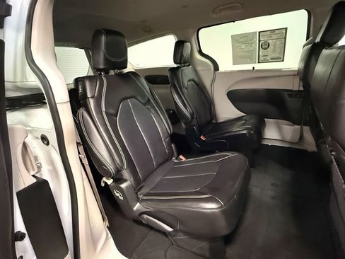Used 2024 Chrysler Pacifica Touring-L image 14