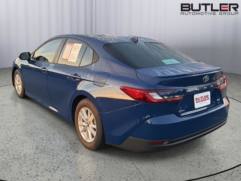 Used 2025 Toyota Camry LE w/ Convenience Package FWD image 4