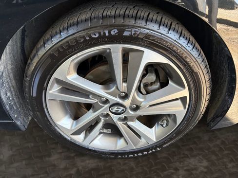 Used 2017 Hyundai Elantra Limited w/ Limited Tech Package 08 FWD image 42