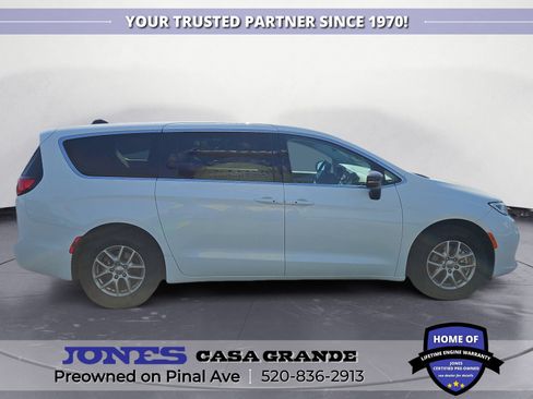Used 2024 Chrysler Pacifica Touring-L FWD image 6