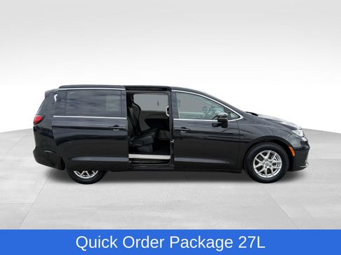 Used 2023 Chrysler Pacifica Touring-L image 20