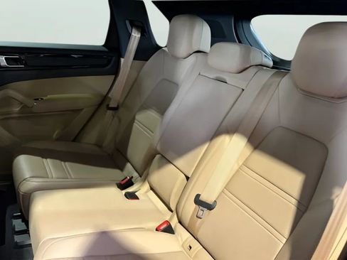 Used 2023 Porsche Cayenne AWD/4WD image 17