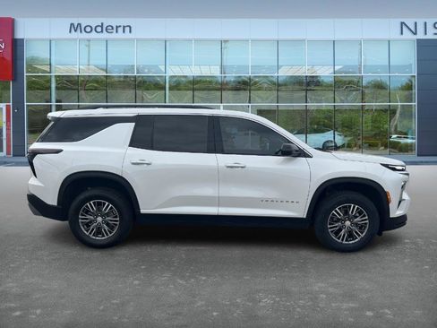 Used 2024 Chevrolet Traverse LT image 4