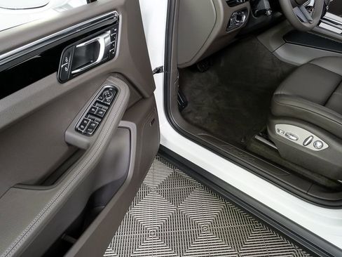 New 2026 Porsche Macan AWD/4WD image 8