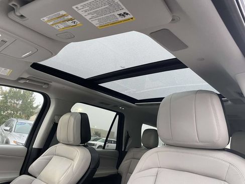 Used 2025 Lincoln Navigator Reserve AWD/4WD image 10