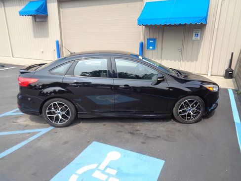 Used 2016 Ford Focus SE w/ SE Sport Package FWD image 7
