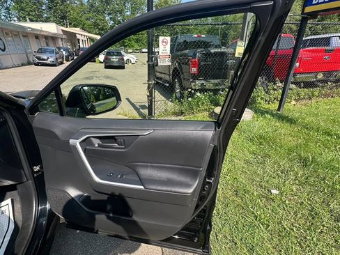 Used 2020 Toyota RAV4 LE AWD/4WD image 35