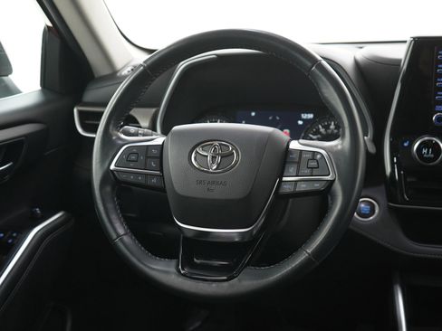 Used 2021 Toyota Highlander XLE image 18