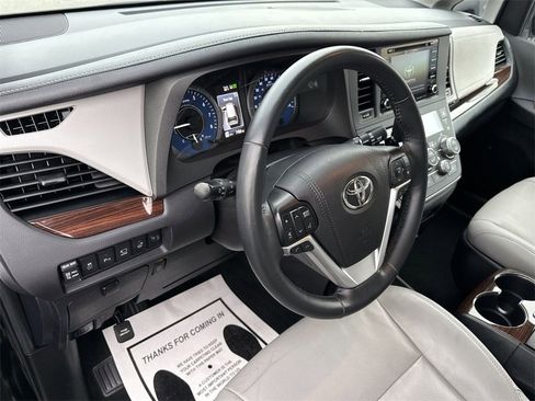 Used 2019 Toyota Sienna Limited Premium image 7