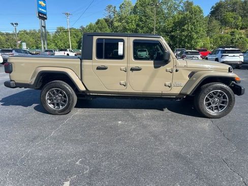 Used 2020 Jeep Gladiator Overland AWD/4WD image 2